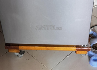 réfrigérateur bonne etat , support en bois offert 