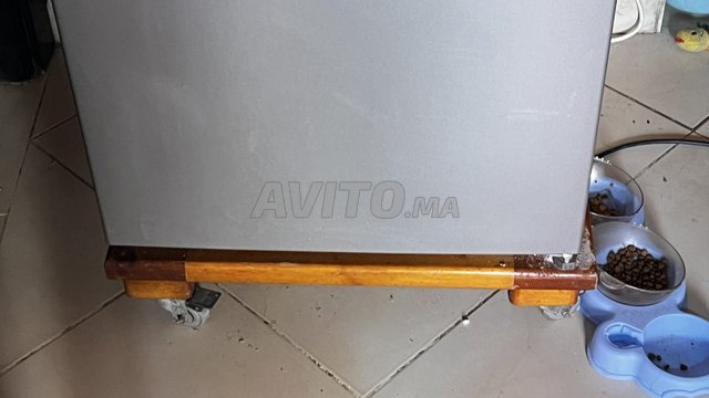 réfrigérateur bonne etat , support en bois offert 