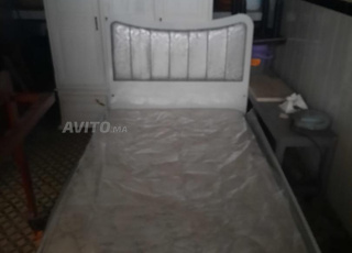 Cambre à coucher avec matelas et armoire 