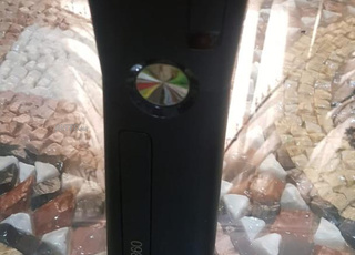 XBOX 360 LIVE non flashé ,4 JEUX et une manette 