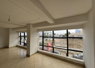 مكتب كبير للإيجار على الواد