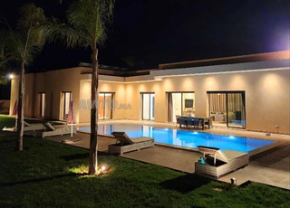 villa moderne piscine chauffée 5 chambres meublé