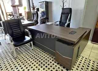 مكتب إداري راقٍ لمساحة عمل ملهمة