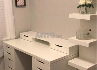 bureau blanc avec plusieurs tiroirs
