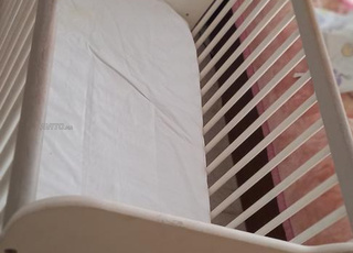 Lit pour bébé et plaquard