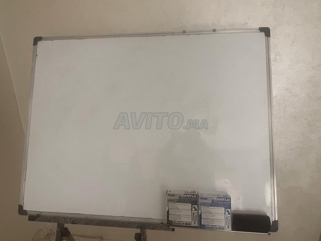 Tableau blanc et son support 