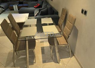 Table à manger avec 4 chaises