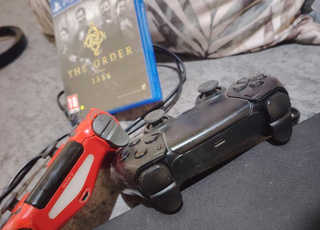 ps4 slim 500GB - online - 3 games - 2 mannettes