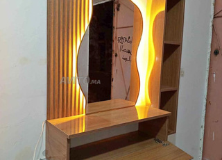 Miroir led et les étagères et coiffeuse