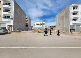 terrain de 300 m2 commercial R plus 3 façade 15 m