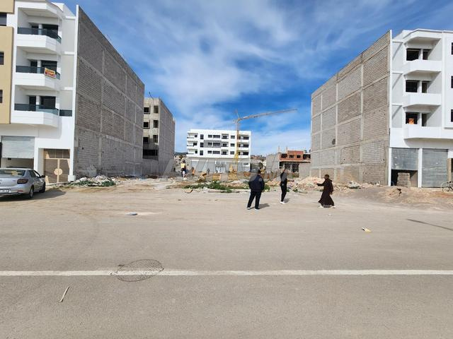 terrain de 300 m2 commercial R plus 3 façade 15 m