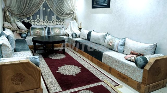 grande salon avec grande feteuil 