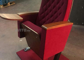 كراسي خاصة بقاعة المسرح