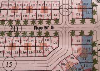 Terrain de 107 mètres ensoleillé et désertique