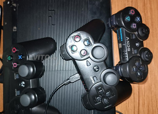 ps3 super slim flashé 3 maneete 1000dh