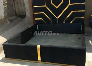 tête de lit noir et  dorée