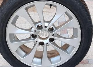 عجلات السيارة