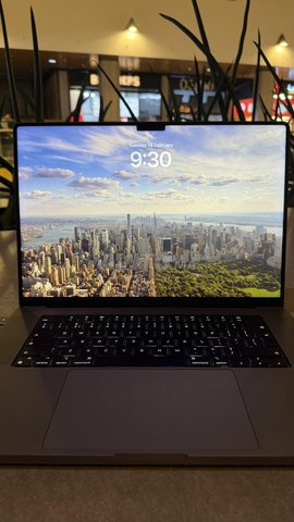 MacBook M2 2023 / 16 pouces Etat comme Neuf