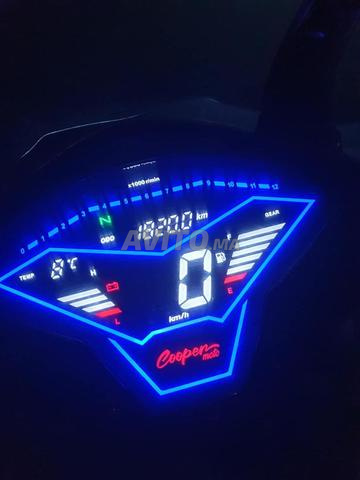 Motor Cooper Lambretta 140 CC avec un casque 2024