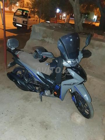 Motor Cooper Lambretta 140 CC avec un casque 2024 - 2