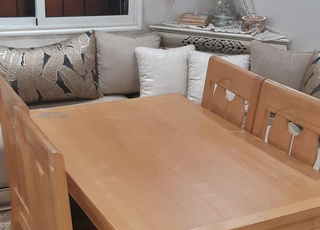 طاولة للأكل لأربعة أشخاص