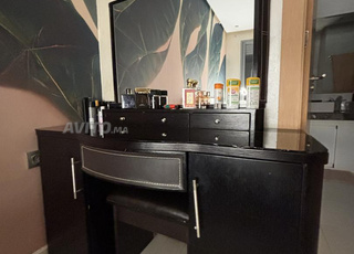 lit complet deux table de chevet et coiffeuse 