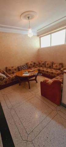 شقة فخمة للبيع بها 3 غرف وصالون قرب الكلية 