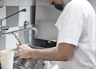 plongeur et agent de nettoyage