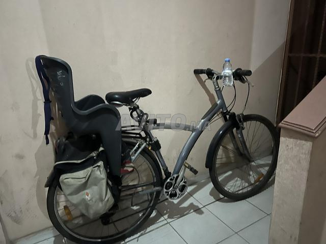 vélo VTT avev siège enfant et sacoche 