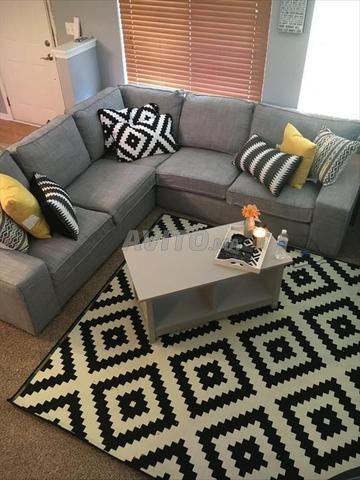 canapé en forme de L de couleur grise