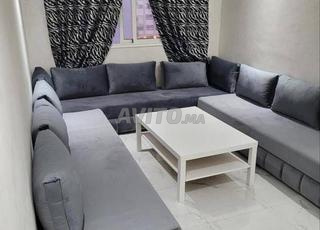 canapé d'angle en forme de U de couleur grise