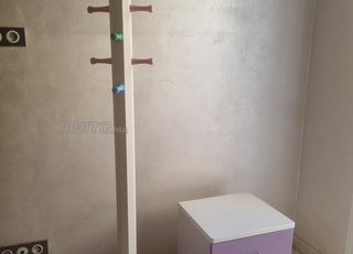 table de chevet et porte manteau 