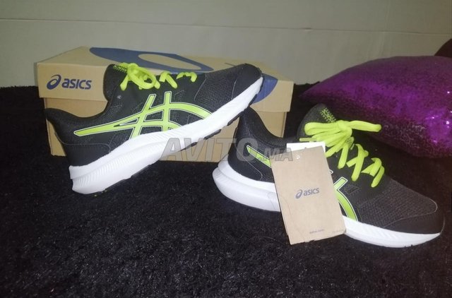 حذاء رياضي من ماركة  asics (original )