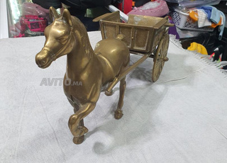 حصان مع عربة نحاسيتان