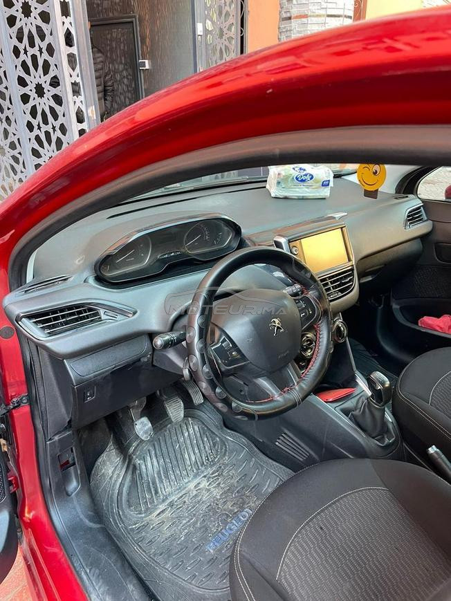 Peugeot 208 3amrra 2 em main 