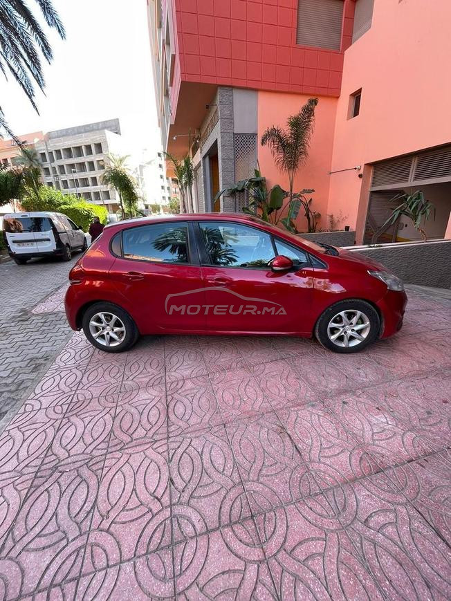 Peugeot 208 3amrra 2 em main 