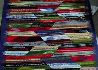 زربية يدوية متقنة بألوان مختلفة