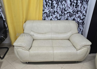 كنبة جلدية أنيقة بحالة جيدة