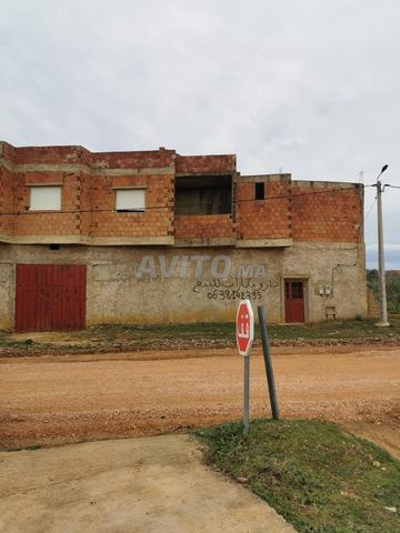 منزل للبيع ب 6 محلات تجارية تطل على شارع رئيسي