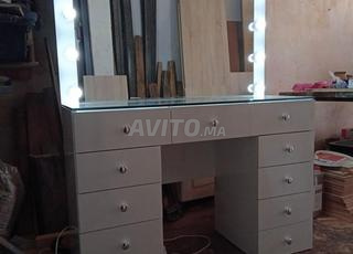 coiffeuse blanche avec lumières intégrées