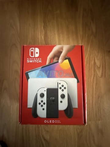 Switch OLED Blanche avec quelques accessoires 
