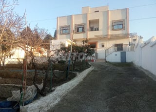 سكنة للبيع مساحتها 90 متر بإضافة الى مساحة 500 متر 