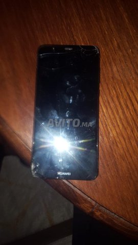 هاتف يحتوي على بطارية جيدا و يحتوي على بعض الكوسور