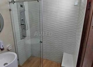 تغليف الحائط بالمرآة و حمامات زجاجية