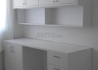 bureau blanc avec une unité de rangement intégrée