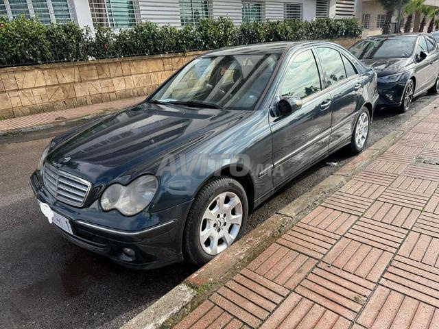 Mercedes-Benz 220 Diesel Automatique 2005 à Rabat - 2