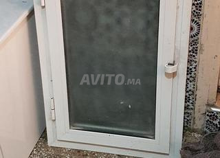 des lavabos et des fenêtres en alluminuim