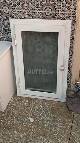 des lavabos et des fenêtres en alluminuim