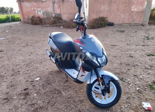 Scooter Peugeot street zone