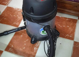 مكنسة كهربائية جيدة مستعملة 